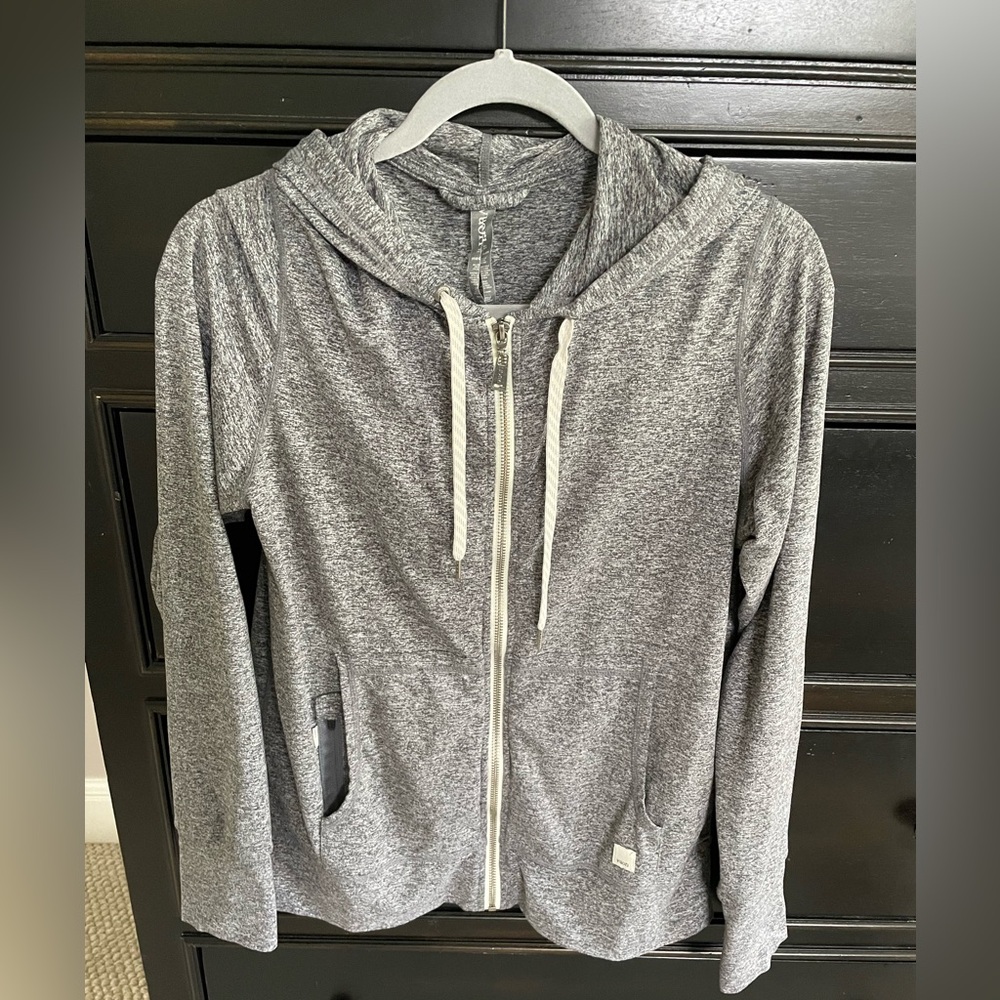 Vuori Halo Performance Hoodie 2.0 Color: dark heather grey